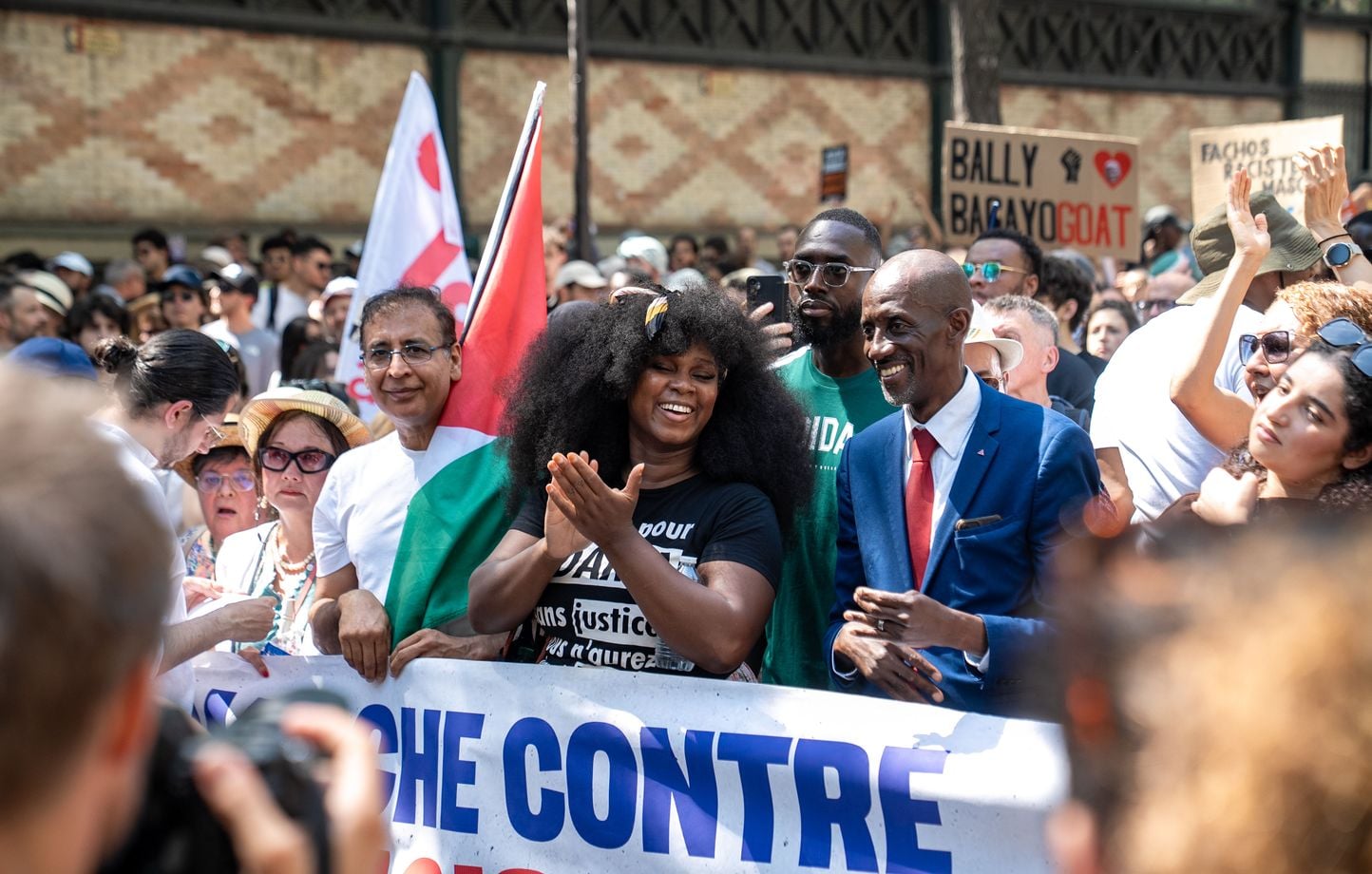 Paris : Des milliers de personnes manifestent contre le racisme, à l'appel  de LFI