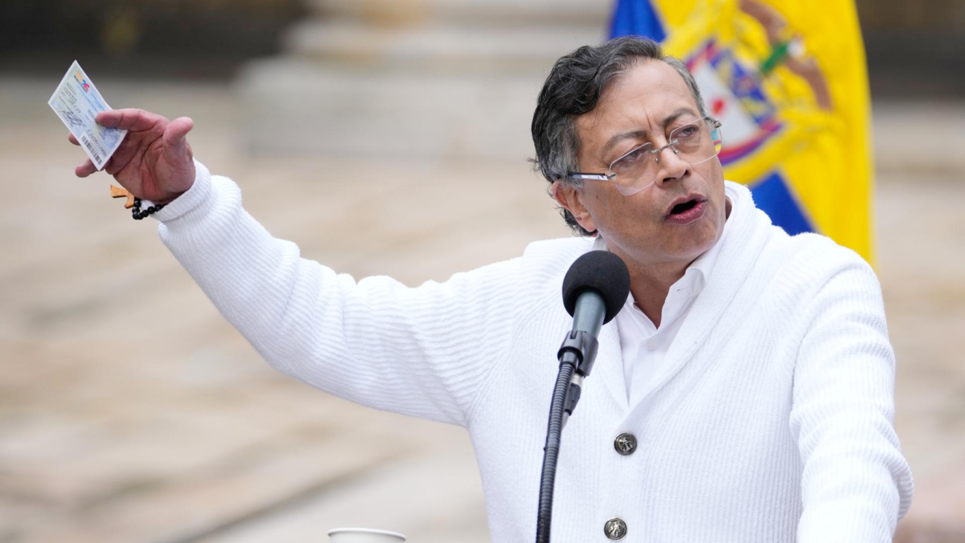 Petro accuse les alliés américains en Colombie d'être des génocidaires - La  Télé