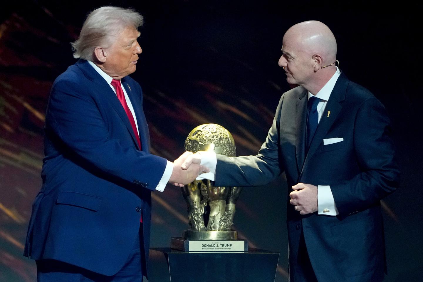 Le « prix de la paix » remis à Donald Trump par Gianni Infantino provoque  des remous au sein de la FIFA