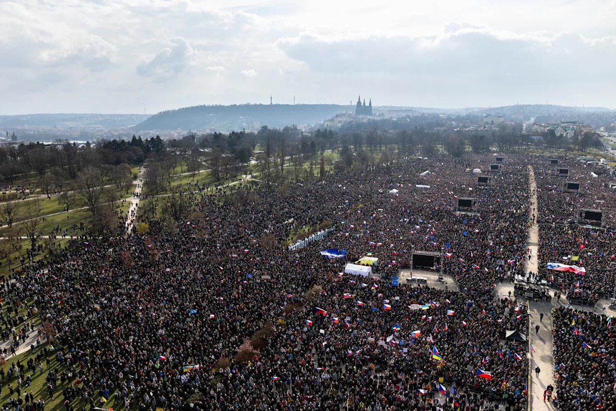 Des milliers de personnes ont manifesté contre le gouvernement à Prague -  Yahoo Actualités France