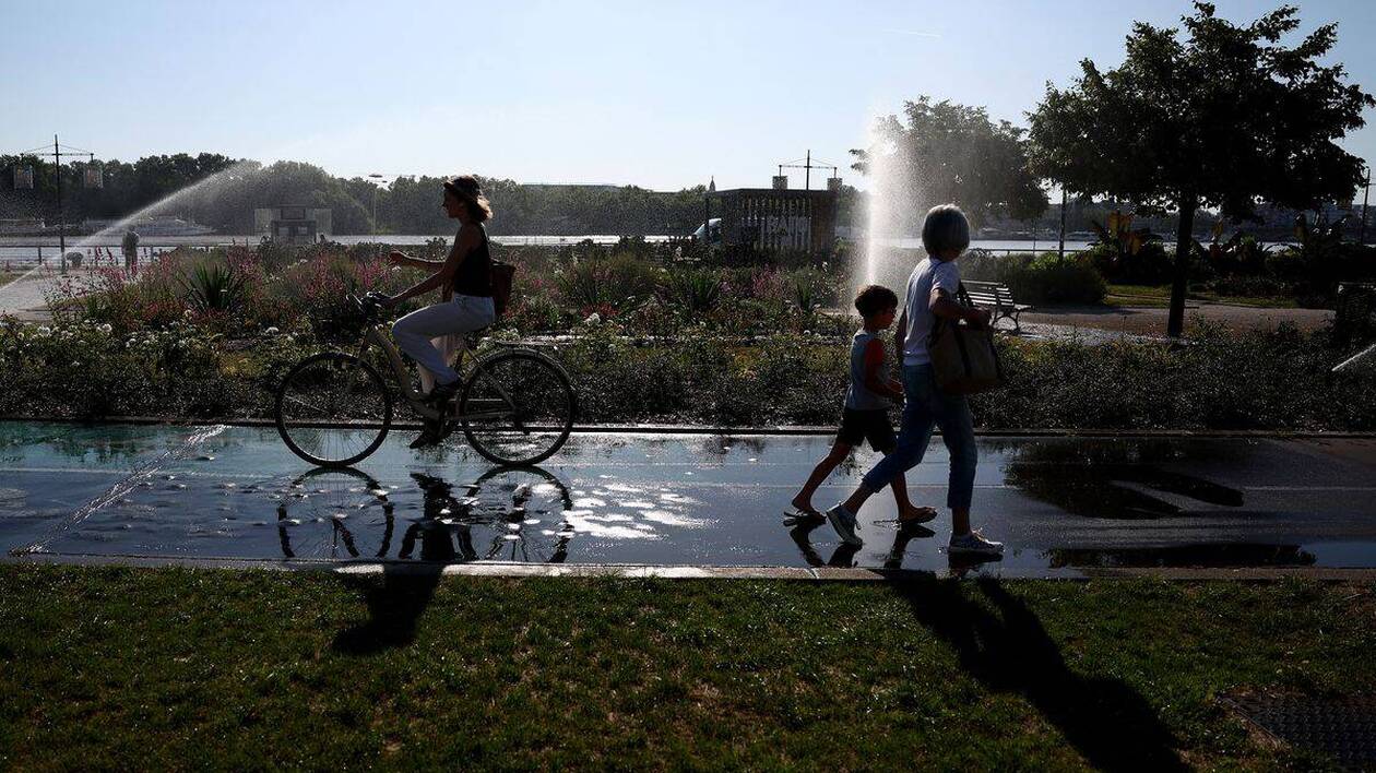 Canicule : 49 départements en vigilance rouge lundi, des pointes à 42 °C  enregistrées ce dimanche