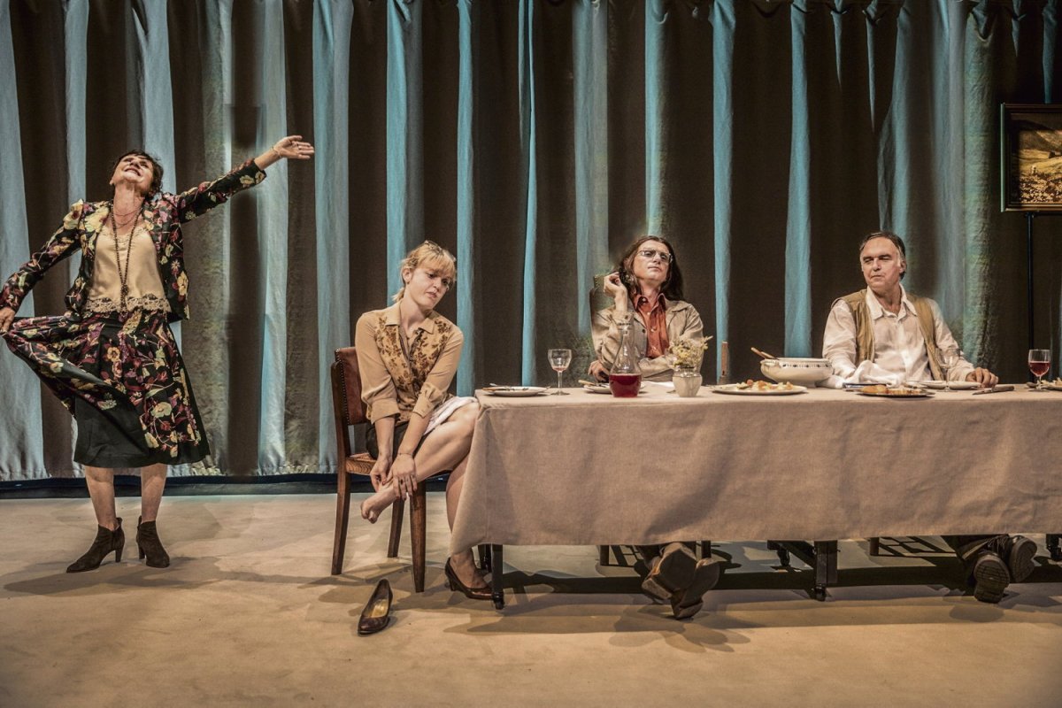 Tout est calme dans les hauteurs » : au théâtre du Rond-Point,  l'insupportable suffisance d'une intelligentsia réactionnaire - L'Humanité