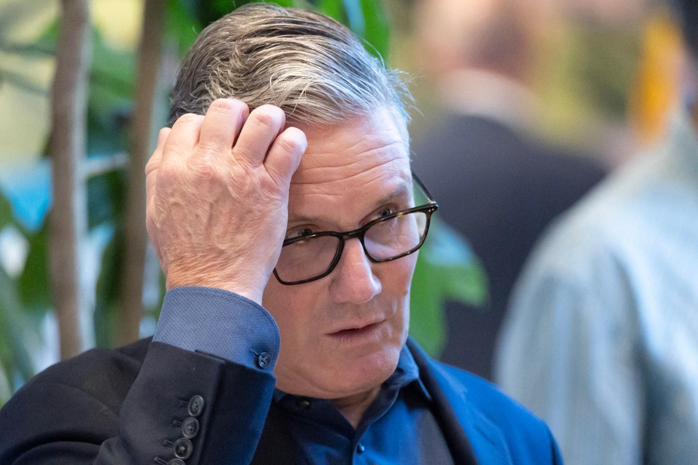 Keir Starmer, en butte à des rumeurs de démission au Royaume-Uni, multiplie  les consultations