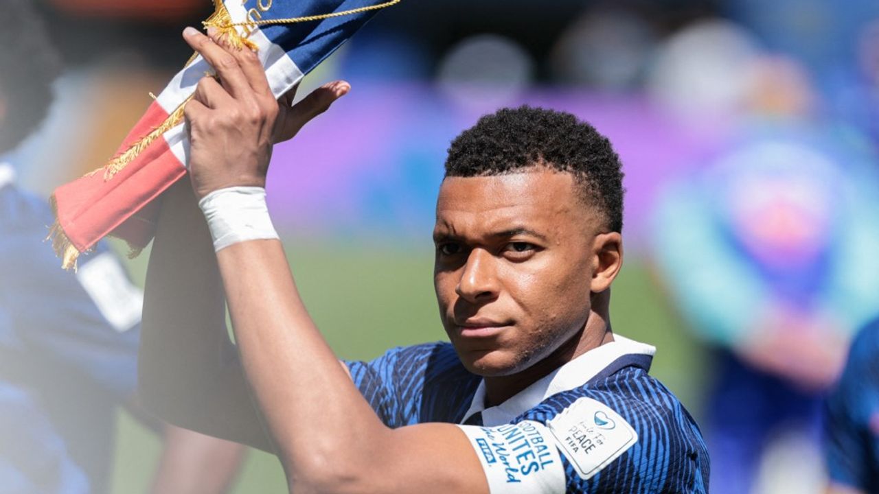 Un moment important pour moi" : Kylian Mbappé va fêter sa 100ᵉ sélection  avec la France contre l'Irak | TF1 Info