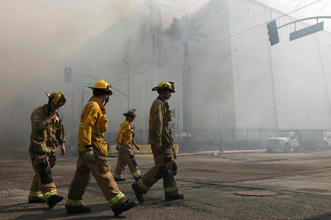 EN IMAGES. L'état d'urgence décrété à Los Angeles après l'incendie d'un  entrepôt, les pompiers luttent contre les flammes