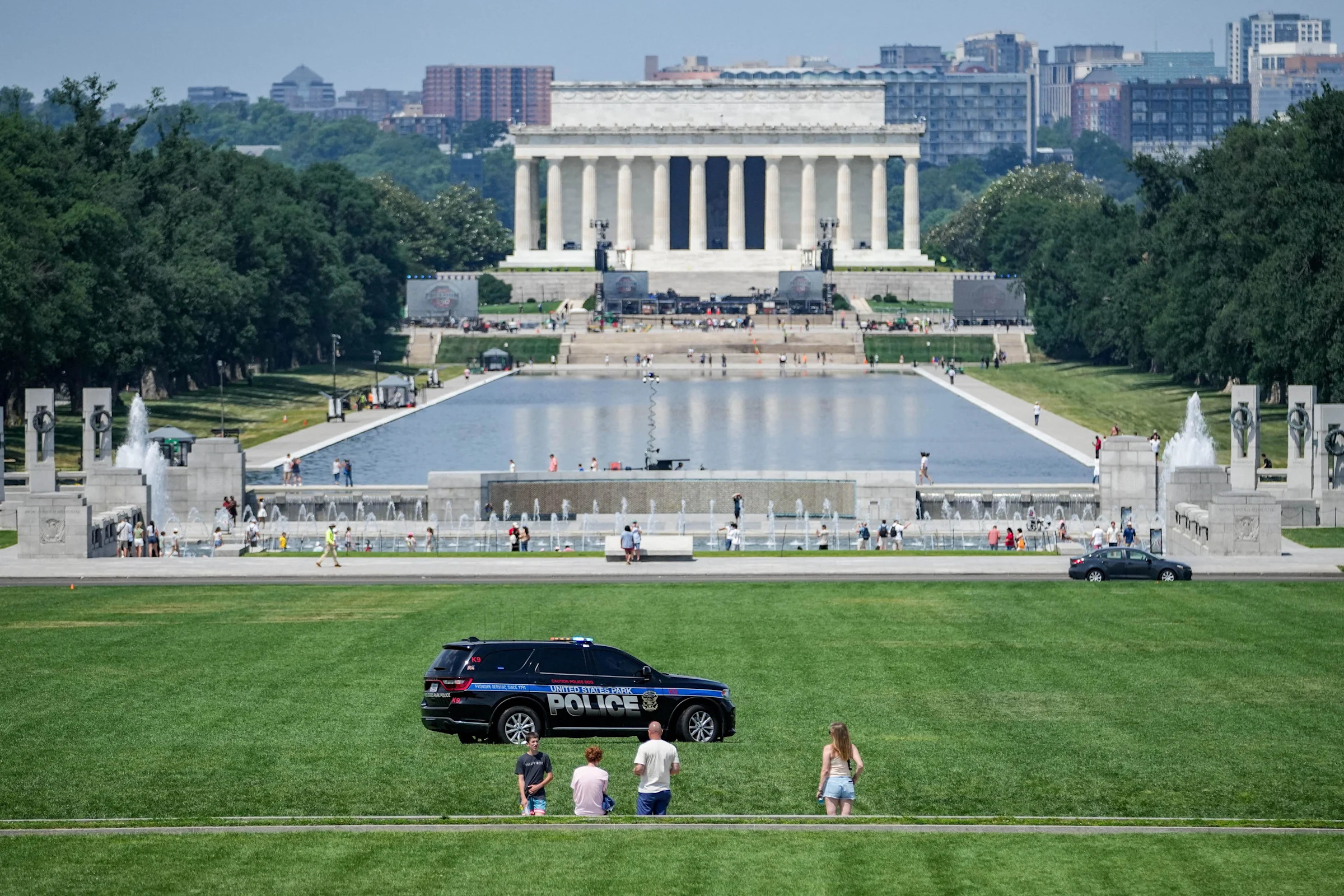 Une « menace de mort » contre Trump inscrite en lettres géantes à proximité  du Lincoln Memorial rénové par le président - Yahoo Actualités France