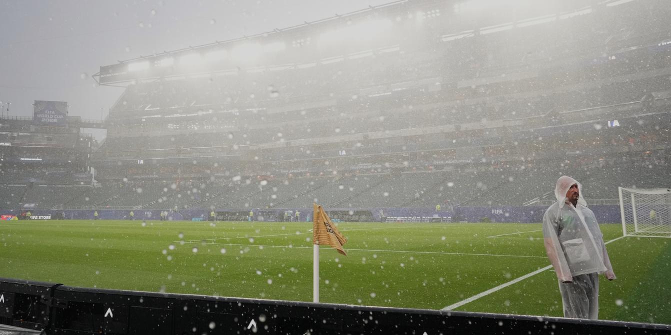 Coupe du monde 2026 : le match France-Irak interrompu durant près de deux  heures en raison d'une alerte orage
