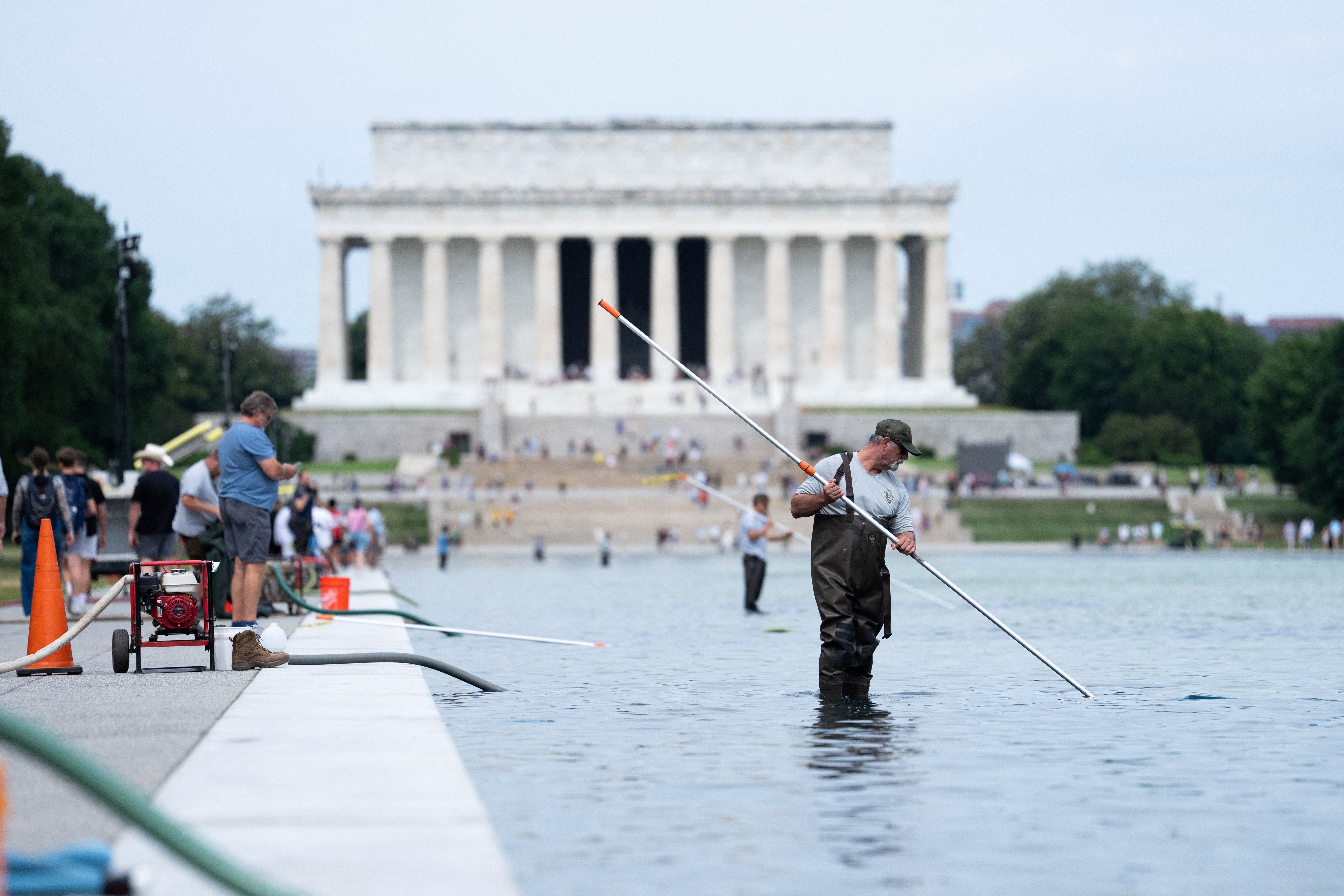 Trump pointe du doigt des actes de vandalisme et annonce des réparations  pour le bassin du Lincoln Memorial | Zonebourse Suisse