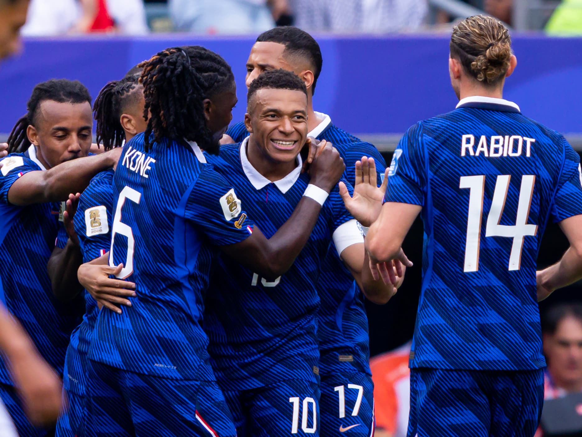 France-Irak: les Bleus dribblent les orages et se qualifient pour les 16es  après un nouveau doublé de Mbappé