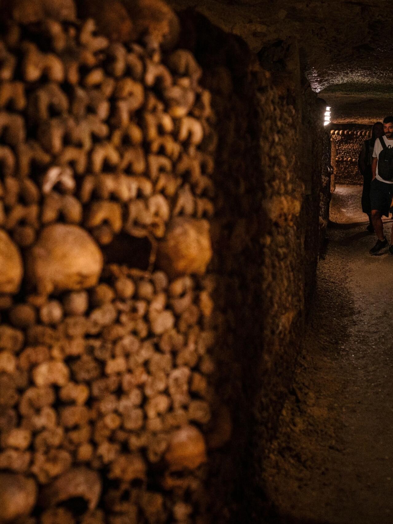 L'Instant + : quand la canicule pousse les touristes dans les Catacombes de  Paris - France 24
