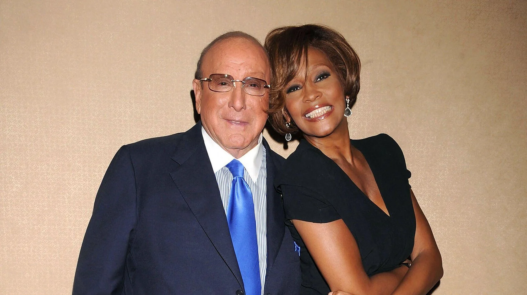 Les leaders de l'industrie musicale et les mégastars rendent hommage à Clive  Davis - Zimbalam