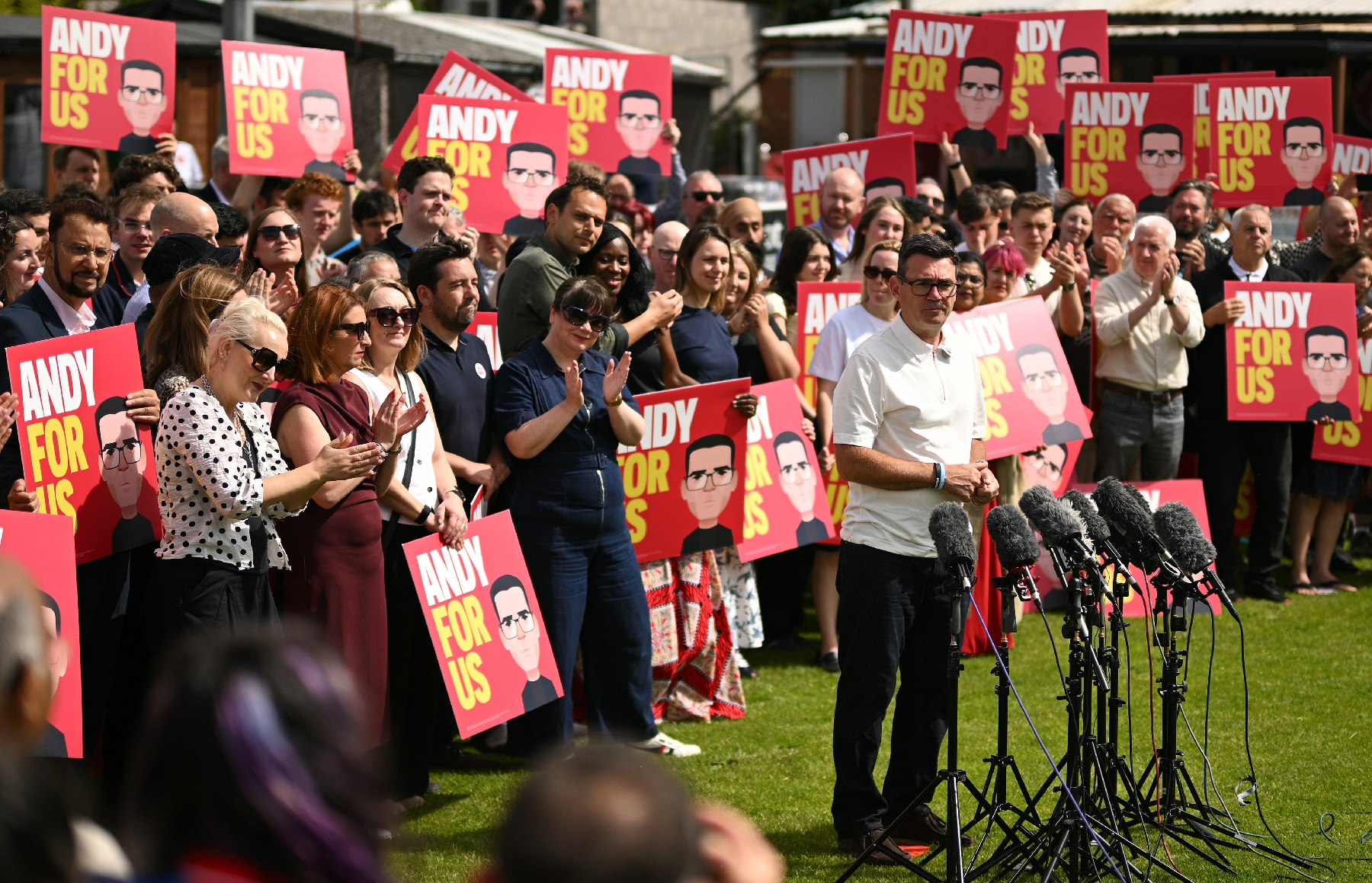 Royaume-Uni: Keir Starmer s'accroche au pouvoir face à l'ambitieux Andy  Burnham
