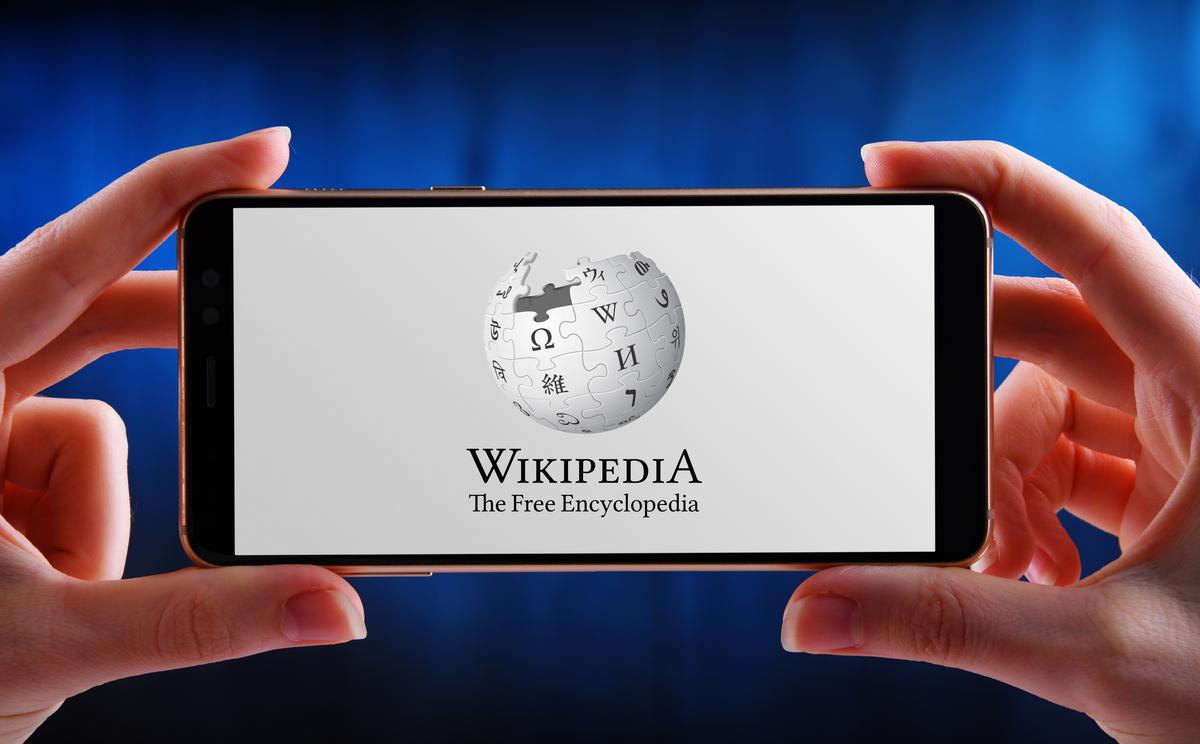 On ne peut pas vraiment lui faire assez confiance» : Wikipédia ferme la  porte à l'IA pour éditer ses articles