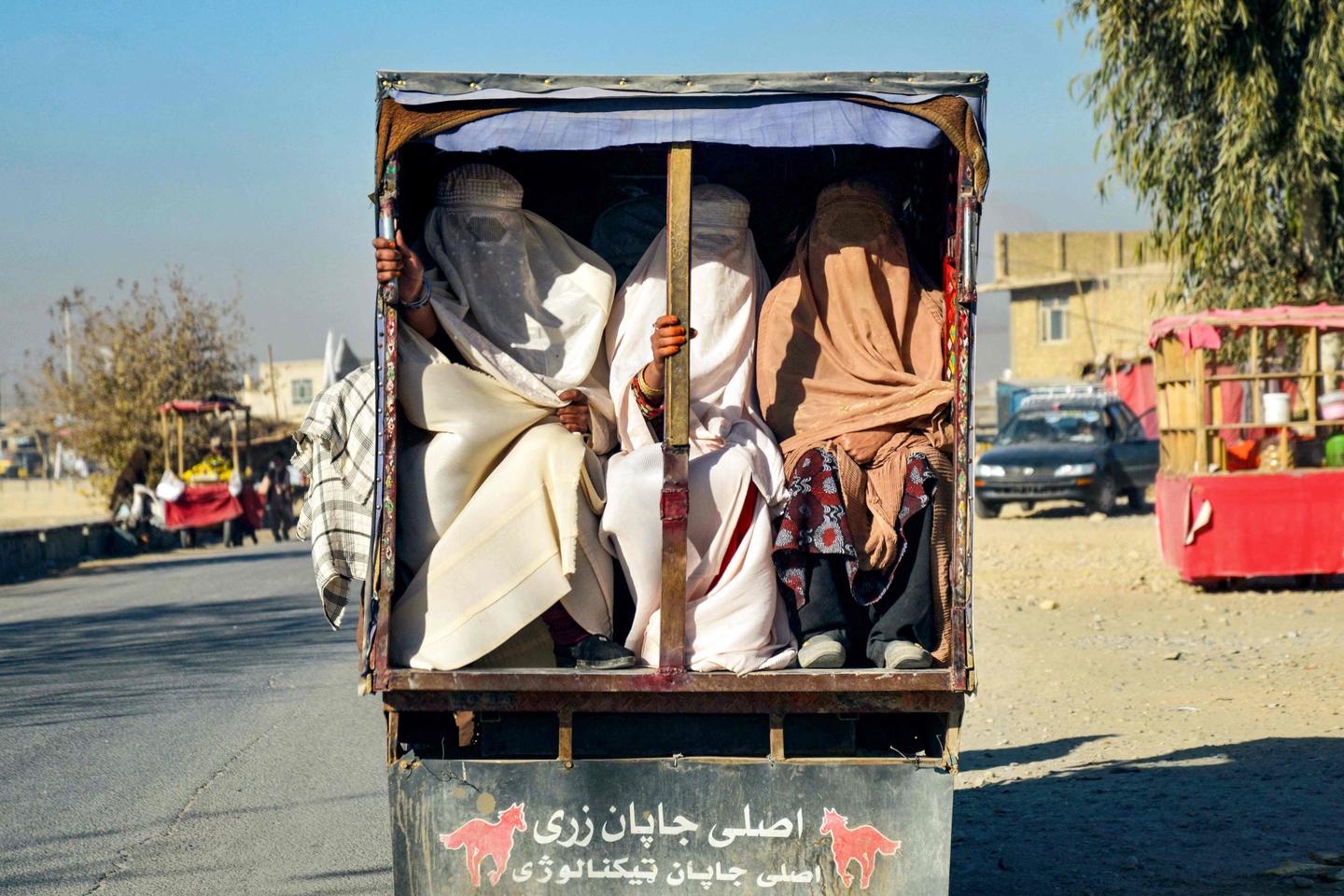 En Afghanistan, les talibans interdisent les fenêtres qui permettent de  voir les femmes