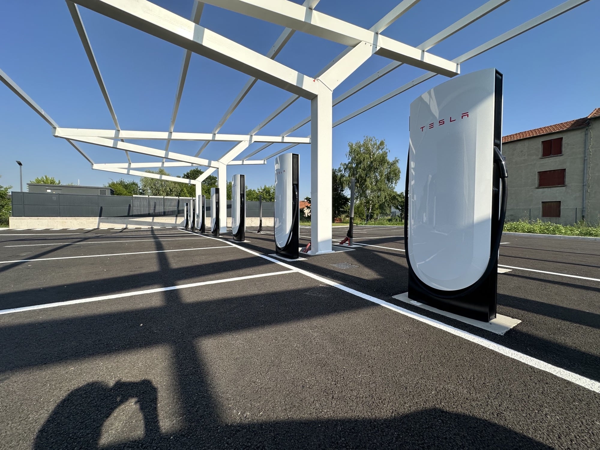 Tesla déploie enfin ses Superchargeurs 500 kW en Europe, et c'est ce pays  qui ouvre le bal — Frandroid