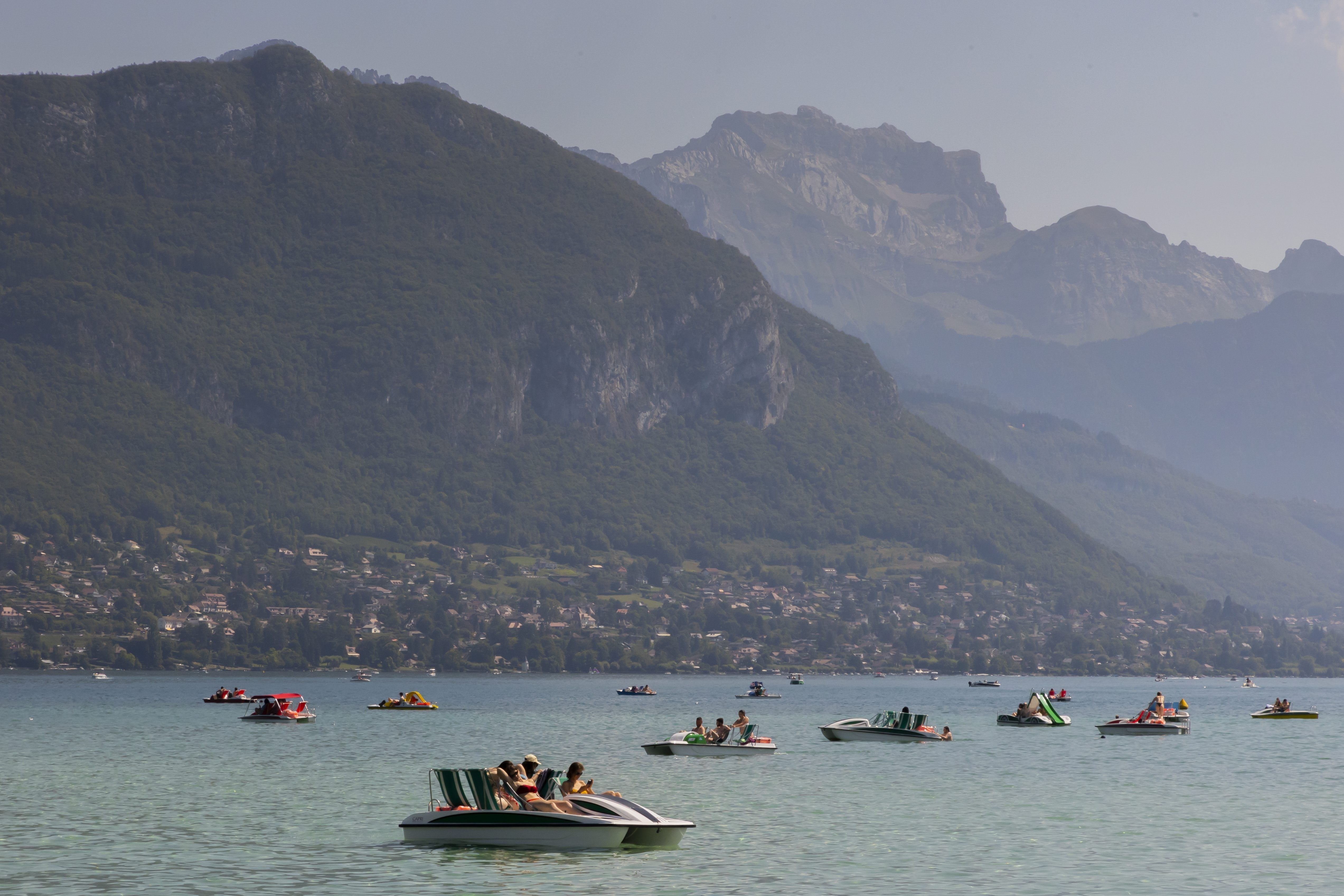 Noyade au lac d'Annecy : "les plongeurs ont dû passer à côté plusieurs  fois", le corps du père de famille retrouvé à 60 mètres de profondeur