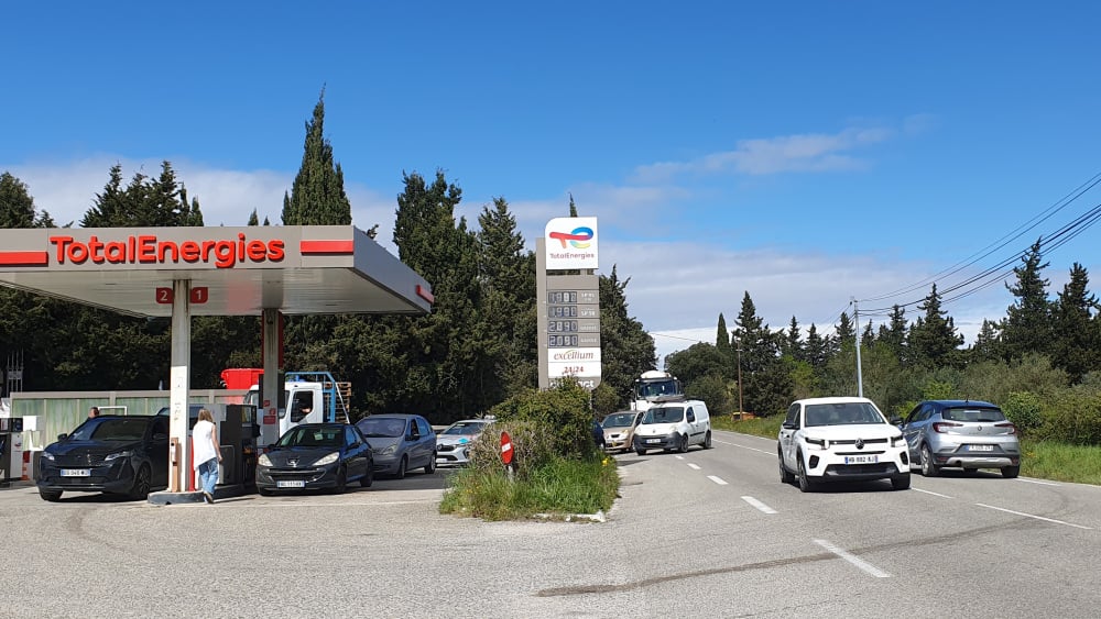 Prix des carburants : Total poursuit ses mesures de plafonnement dans ses  stations-service jusqu'au 7 avril