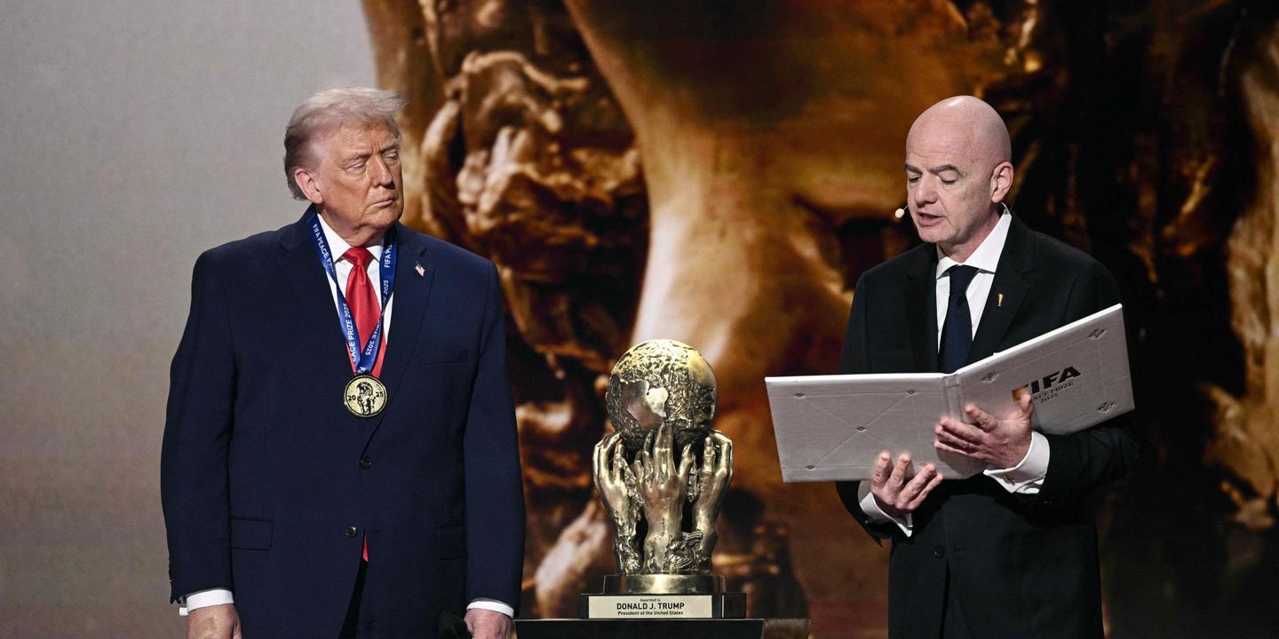 Donald Trump lauréat du premier « prix de la paix » de la FIFA, décerné à  l'occasion du tirage au sort de la Coupe du monde 2026