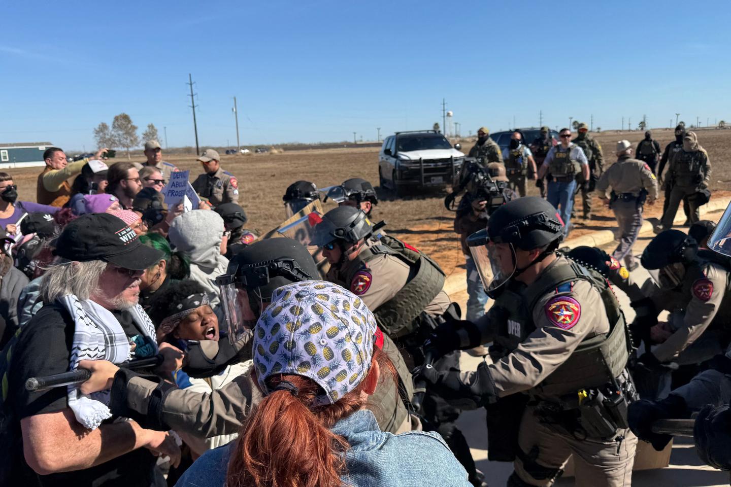 Au Texas, la manifestation pacifique pour la libération de Liam Ramos, 5 ans,  arrêté par l'ICE, a été dispersée au gaz lacrymogène
