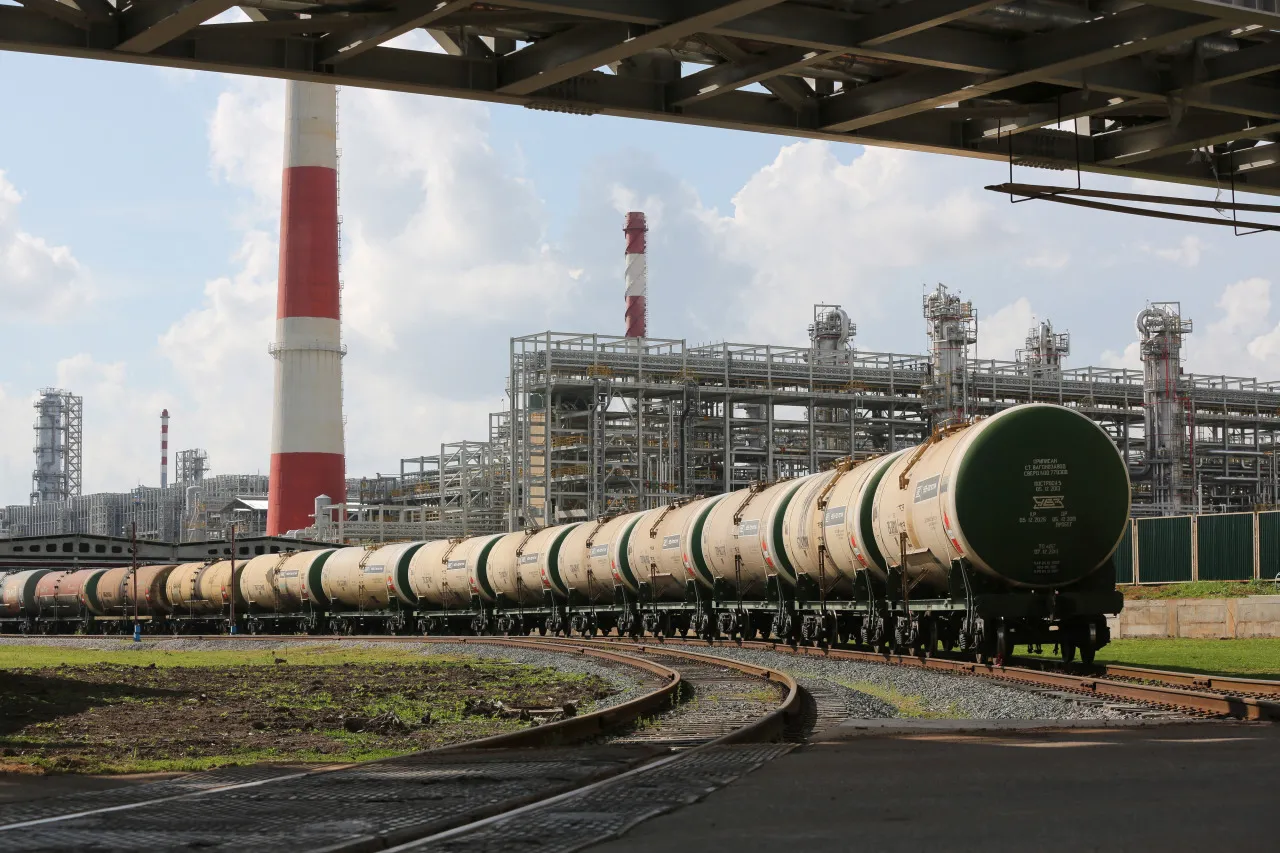 Russia Weighs Curbing Diesel, Jet Fuel Exports as Ukraine Attacks Grow -  Bloomberg
