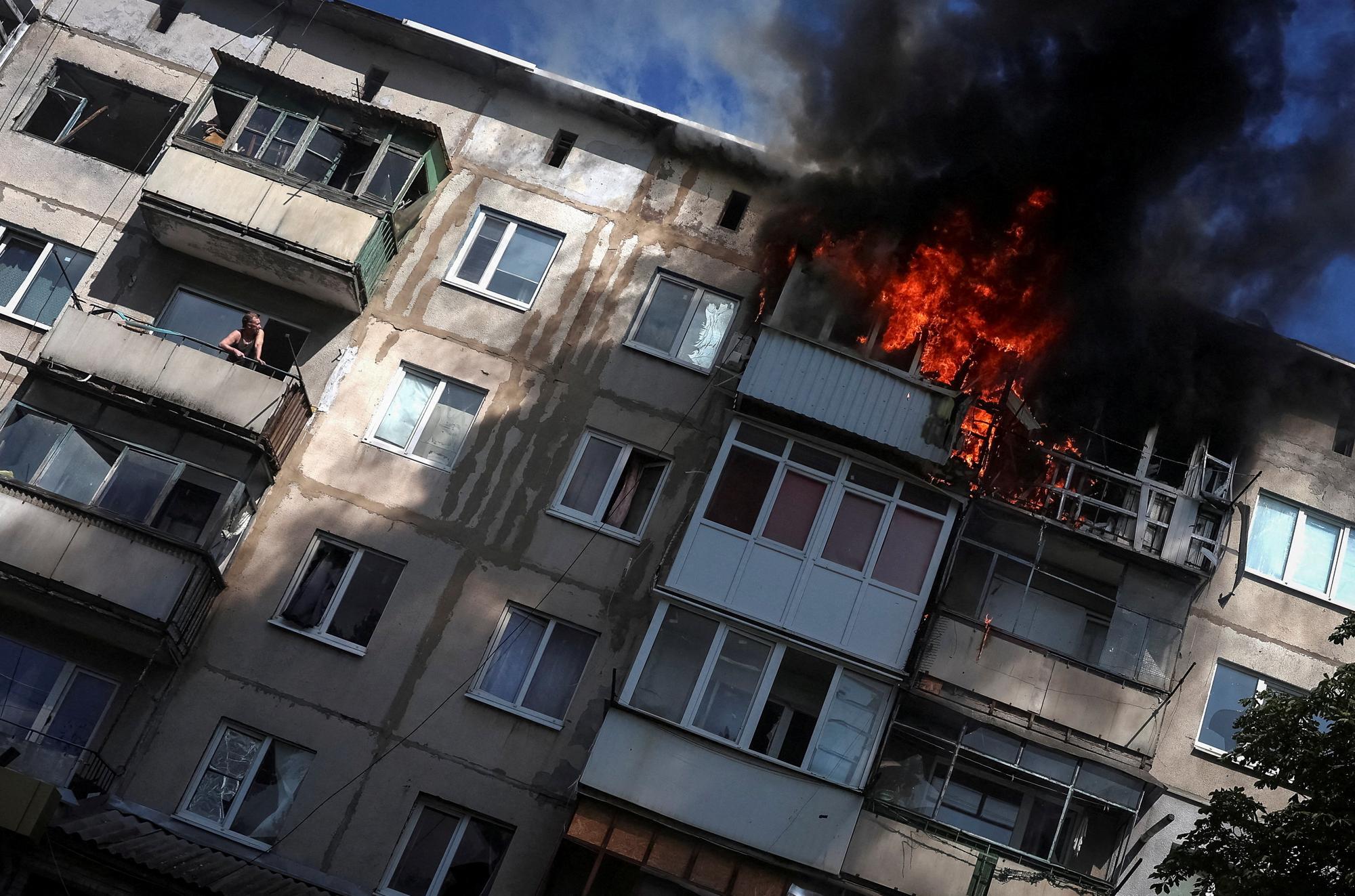 EN DIRECT, guerre en Ukraine : une femme tuée dans une frappe russe sur  Kharkiv ; Sébastopol privée d'électricité après une attaque ukrainienne