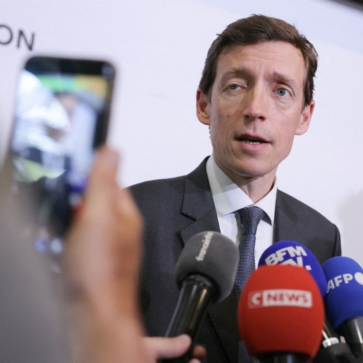 Malgré la canicule, "l'immense majorité" des bacheliers passeront leurs  oraux à l'horaire prévu, annonce le ministre de l'Education – franceinfo