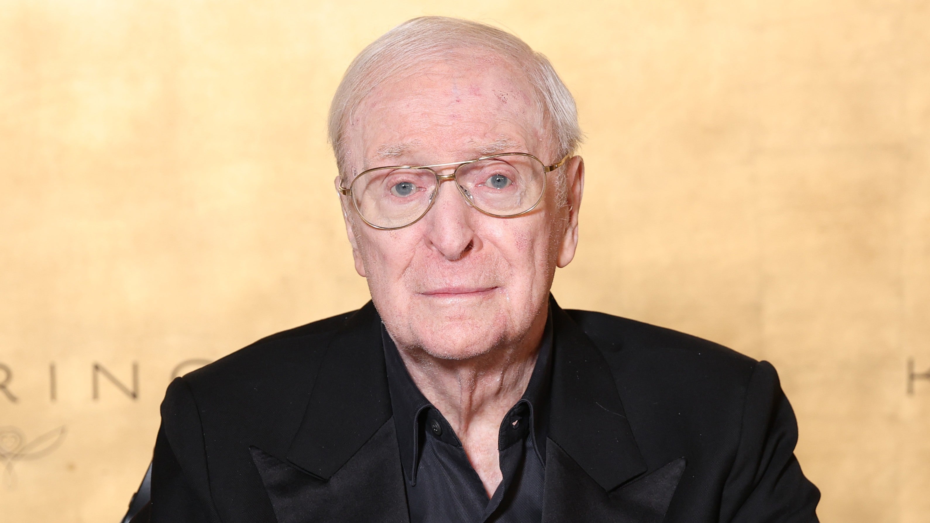 Michael Caine annonce qu'il sera le narrateur de l'Odyssée — mais pas le  film de Christopher Nolan, et que sa voix sera recréé par IA