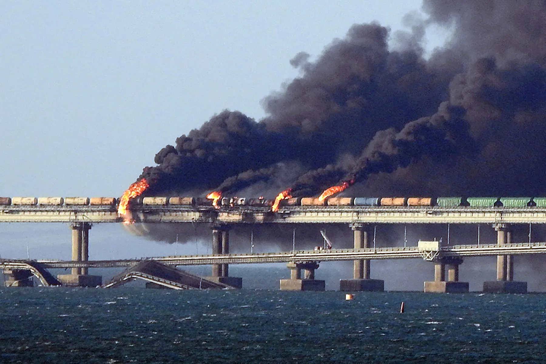 Le pont de Crimée partiellement détruit après une explosion, le trafic  automobile et ferroviaire reprend | France Inter