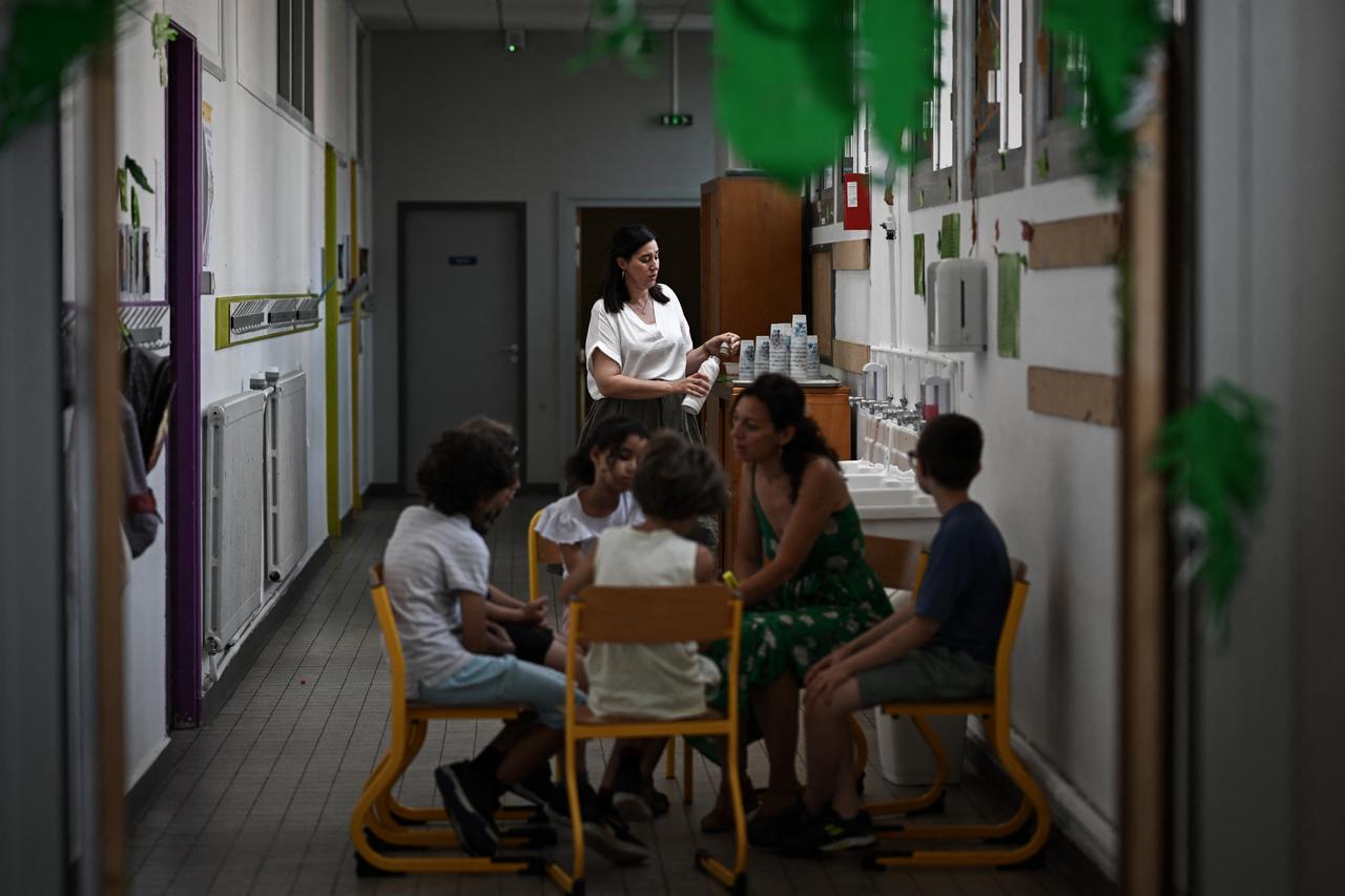La canicule “fauche les écoles françaises” : les enseignants (et les parents)  désemparés