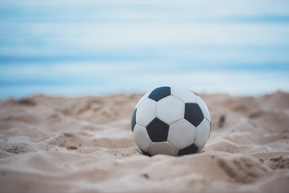 Jusqu'à 750 euros d'amende» : cette ville touristique interdit désormais  les ballons à la plage