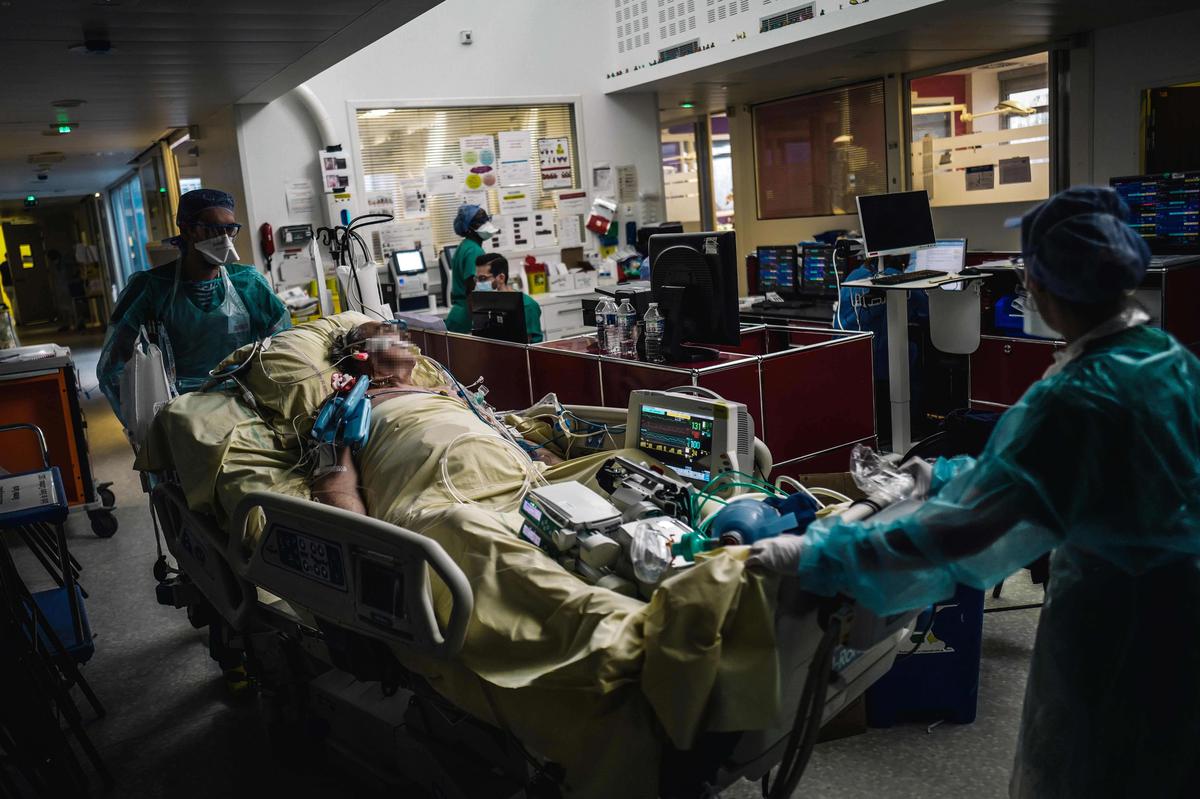 Tous Covid jusqu'à preuve du contraire": reportage photo aux urgences de  Lariboisière à Paris - Charente Libre.fr