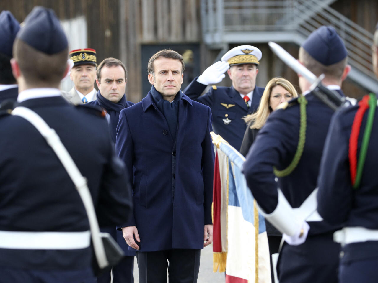 Le budget des armées passera à 400 milliards d'euros, annonce Emmanuel  Macron - France 24