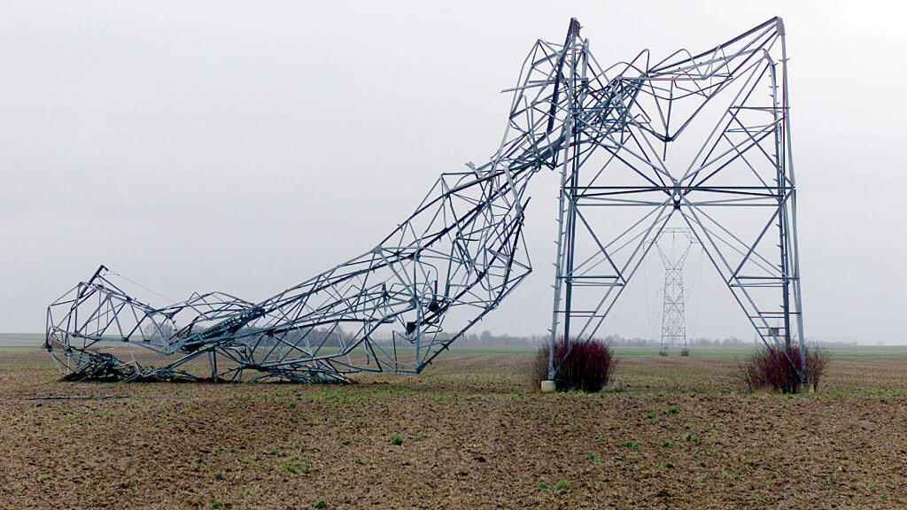 France: des vents violents privent 75 000 foyers d'électricité - RFI