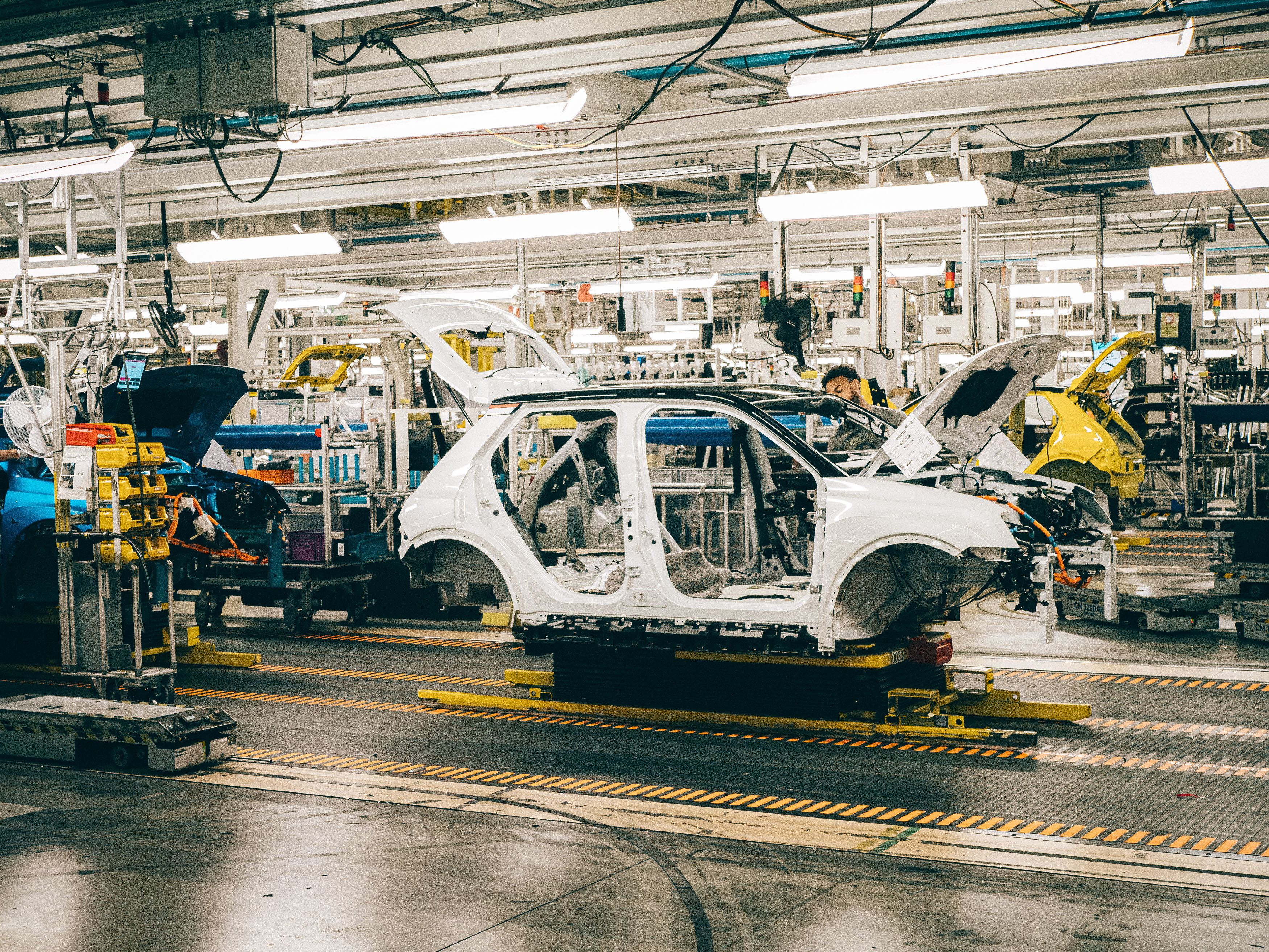 Renault annonce supprimer plus de 600 postes dans l'ingénierie en France –  Libération