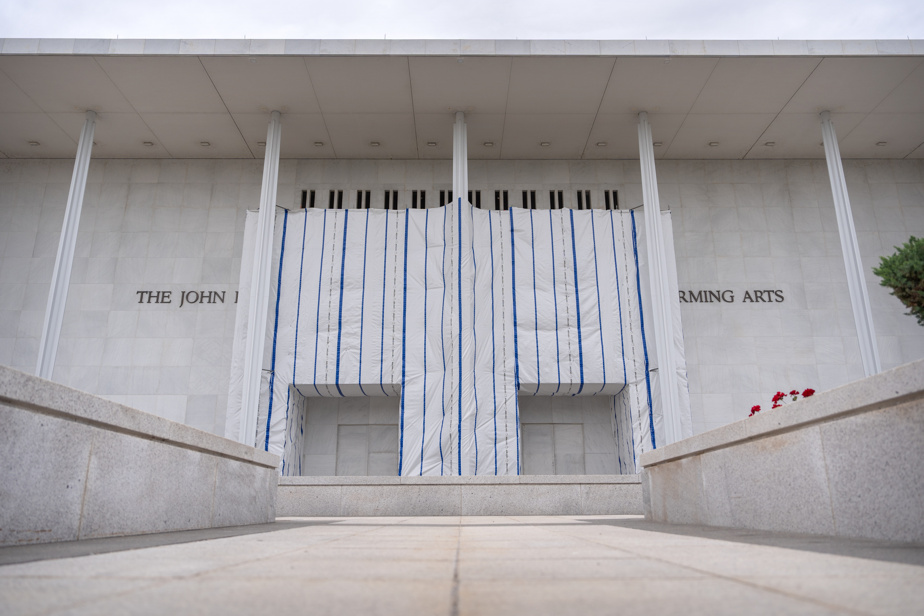 Retrait du nom de Trump du Kennedy Center | Un juge demande des explications  sur la présence d'une bâche et d'un échafaudage