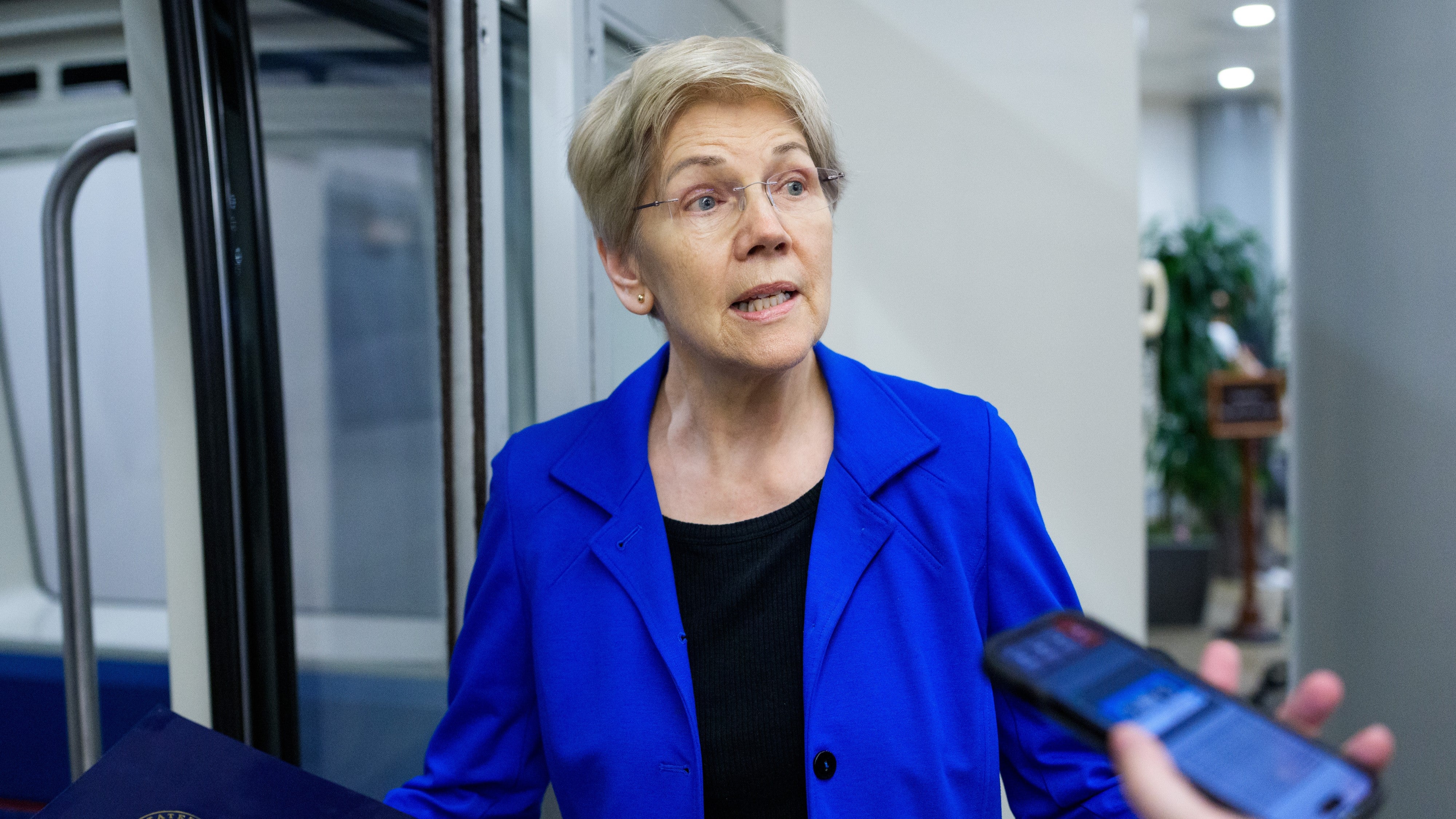 Ce rachat ressemble à un cauchemar anti-monopole" : la sénatrice Elizabeth  Warren s'insurge contre le rachat de Warner Bros. par Netflix pour 82,5  milliards de dollars