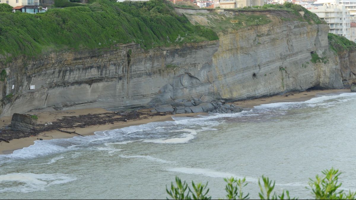 Biarritz : un pan de la falaise s'effondre