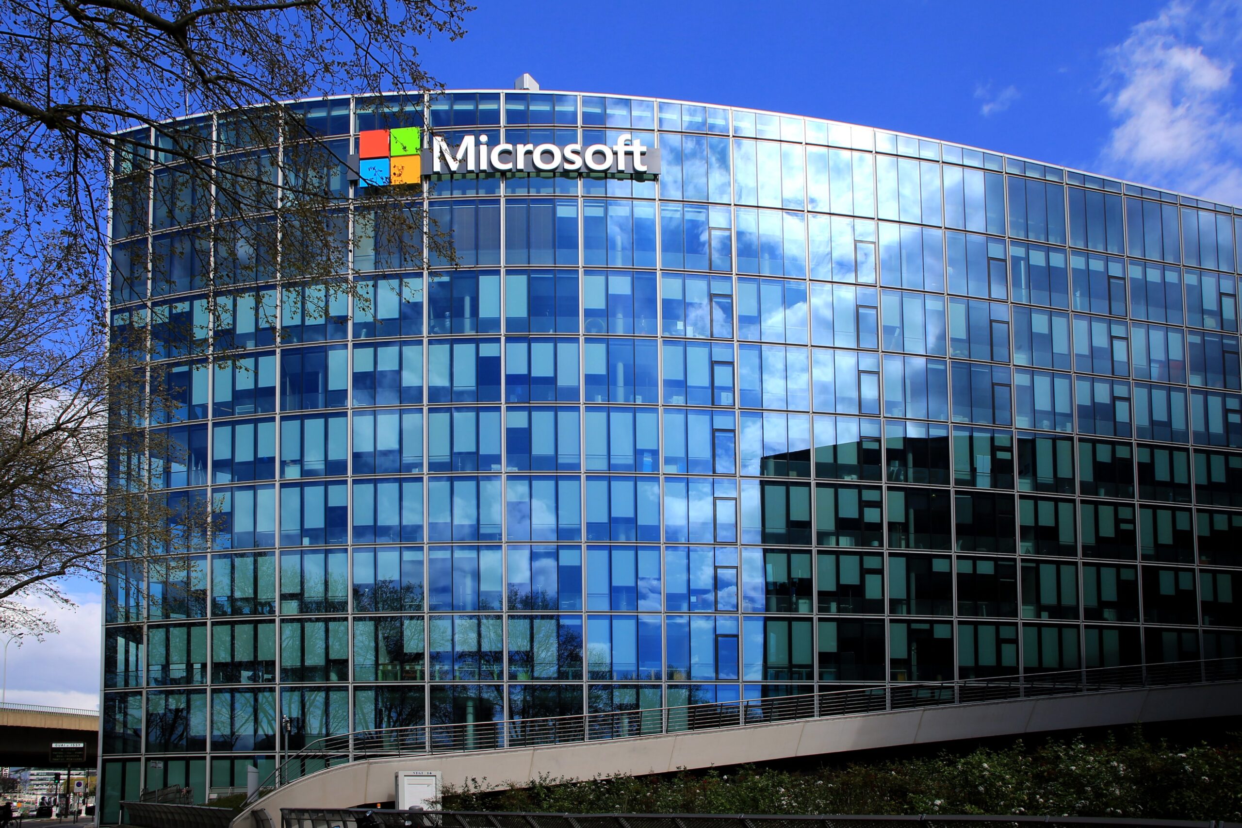 En plein boom de l'IA, Microsoft ferme le centre d'ingénierie sur l'IA de  son siège parisien - Next