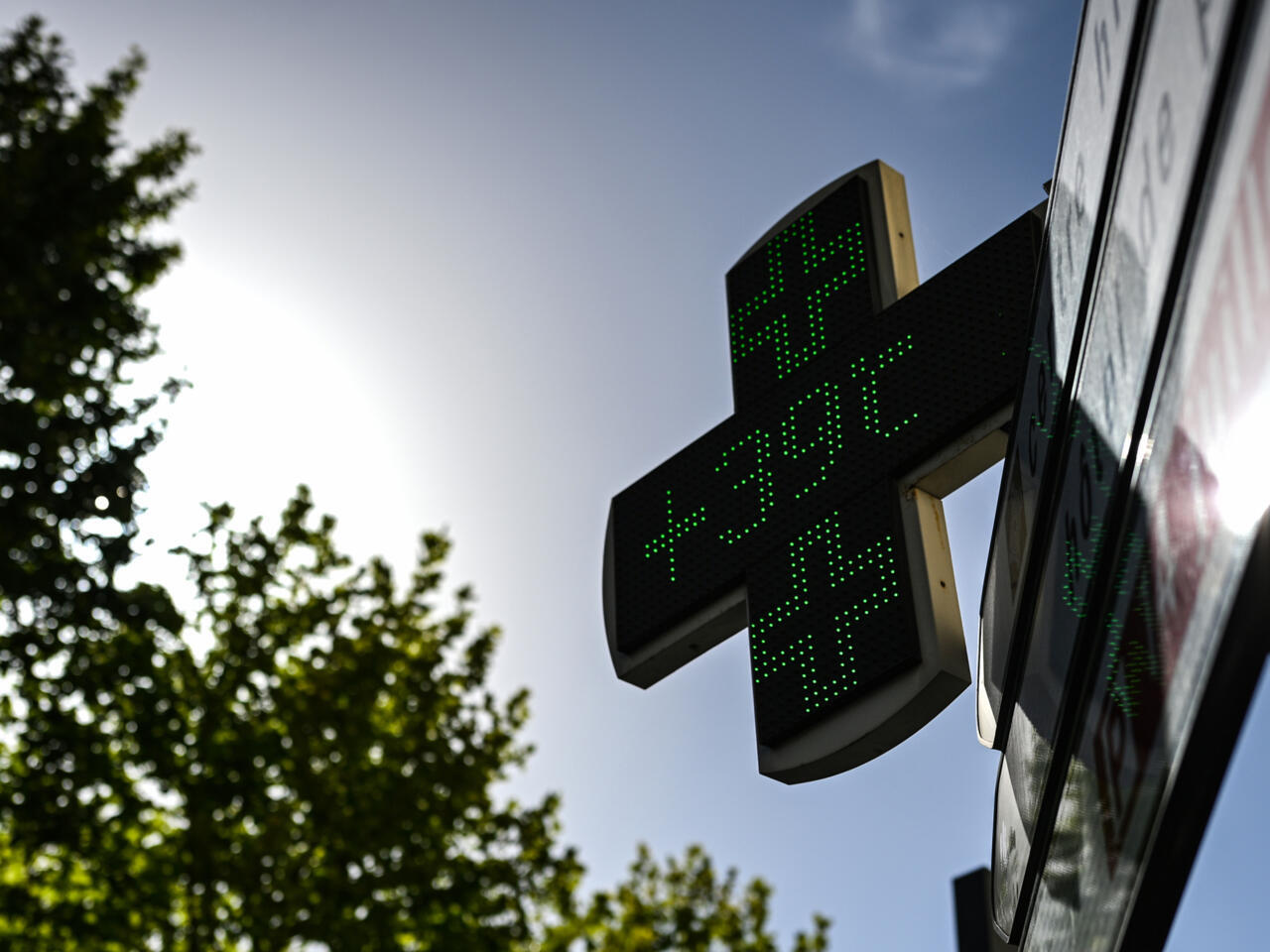 Canicule en France : 54 départements en vigilance rouge après la plus  chaude nuit jamais enregistrée - France 24