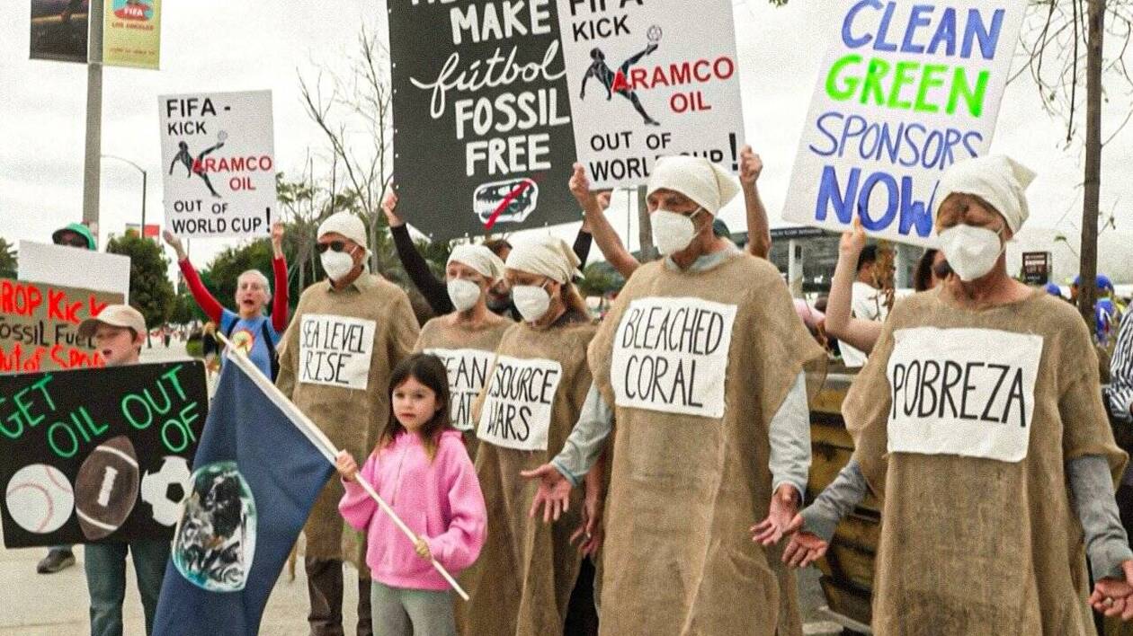 VIDÉO. Des militants pour le climat protestent contre le partenariat de la  FIFA avec Aramco pour la Coupe du monde