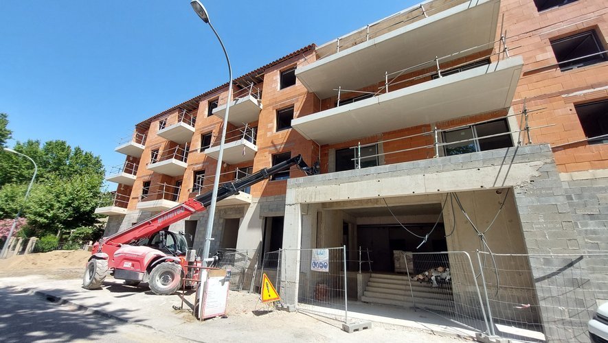 L'adolescent victime d'un guet-apens et retrouvé sur un chantier à Narbonne  est mort, cinq suspects, dont trois mineurs, mis en examen pour assassinat  - ladepeche.fr