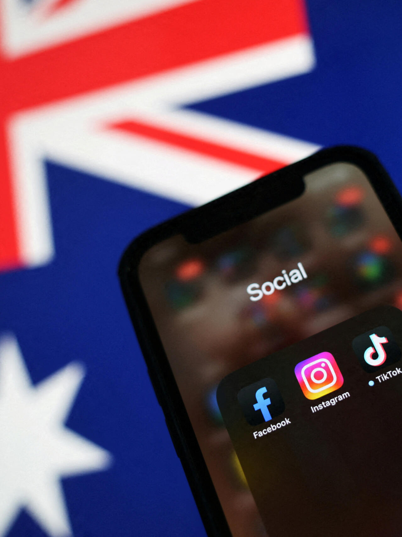 L'Australie interdit l'utilisation des réseaux sociaux aux moins de 16 ans,  une première mondiale - RFI