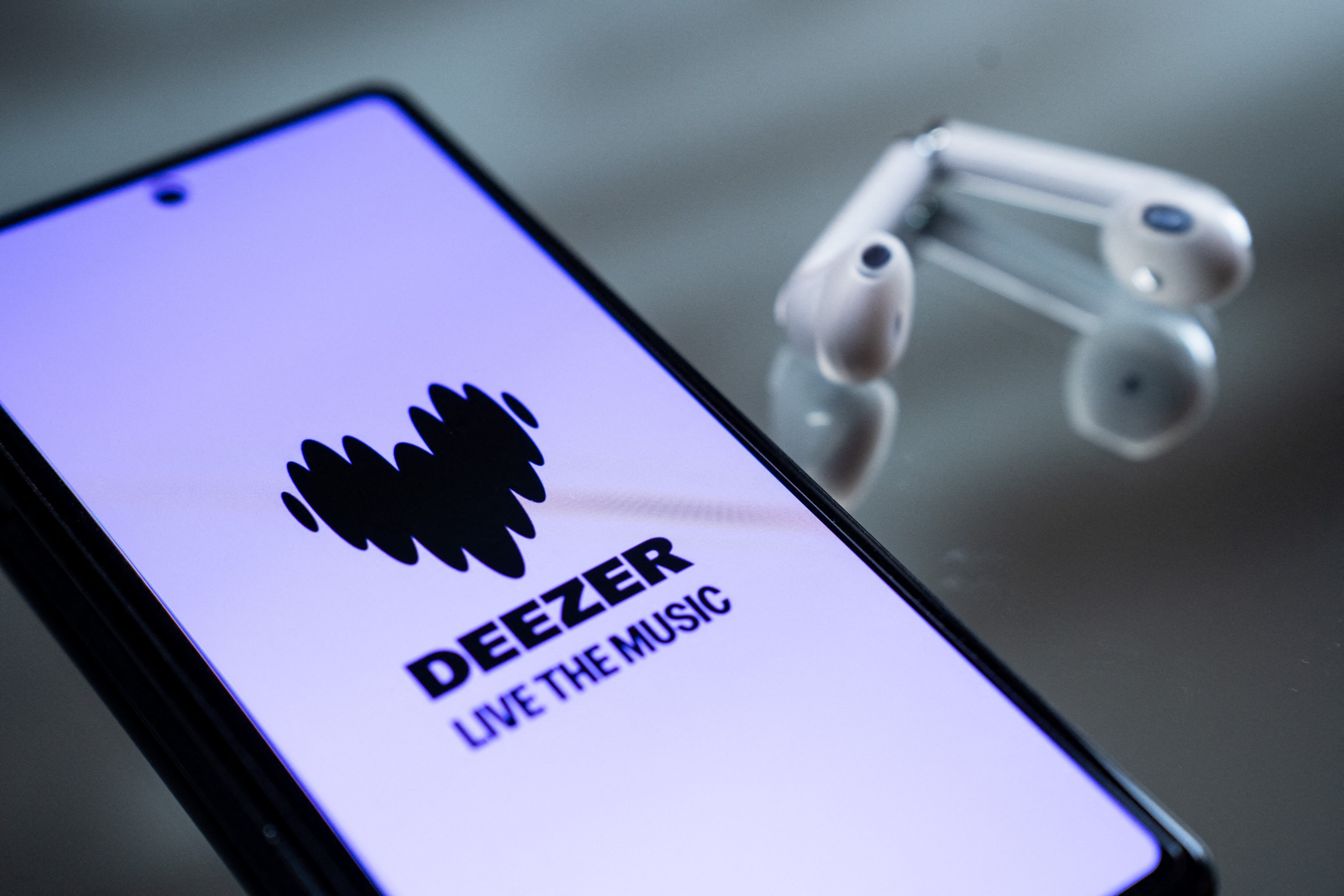 Deezer lance un détecteur de musique générée par IA pour les usagers de  plateformes de streaming – Libération