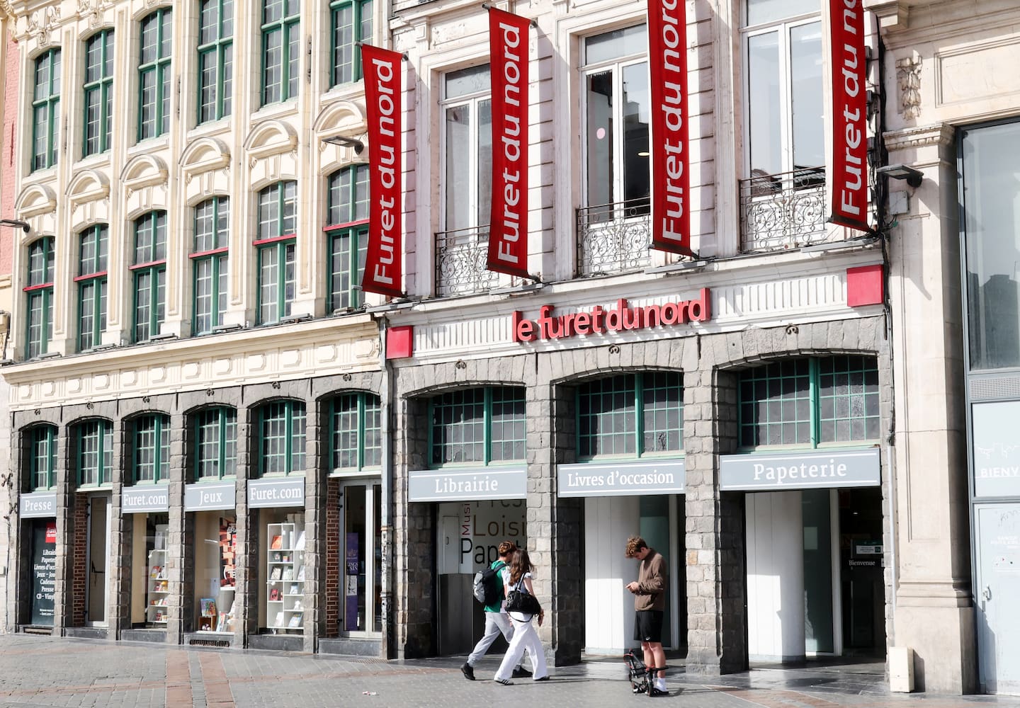 Ça ne peut pas fermer, on y est trop attachés» : une page se tourne pour  l'emblématique librairie du Furet du Nord – Libération