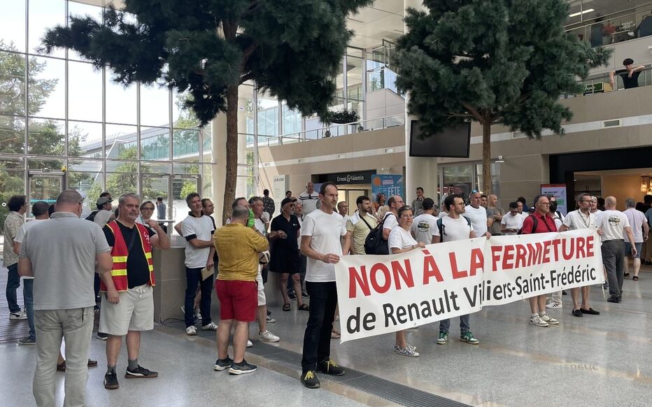 Un plan social déguisé » ? : chez Renault, la colère gronde après l'annonce  de suppressions de postes - Le Parisien