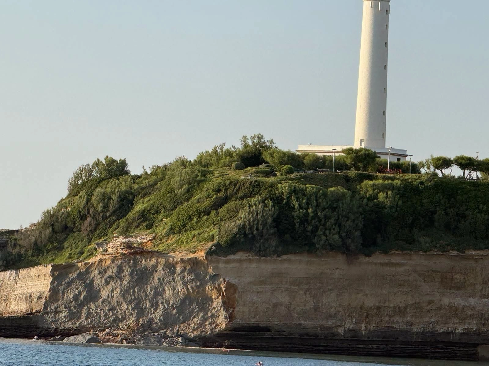 Éboulement au pied de la falaise de Miramar à Biarritz : un mort et une  personne disparue