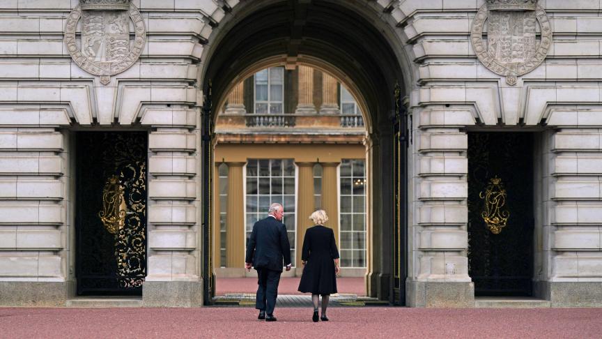 Pourquoi le roi Charles III n'habitera pas à Buckingham Palace avant 2027 -  Soirmag