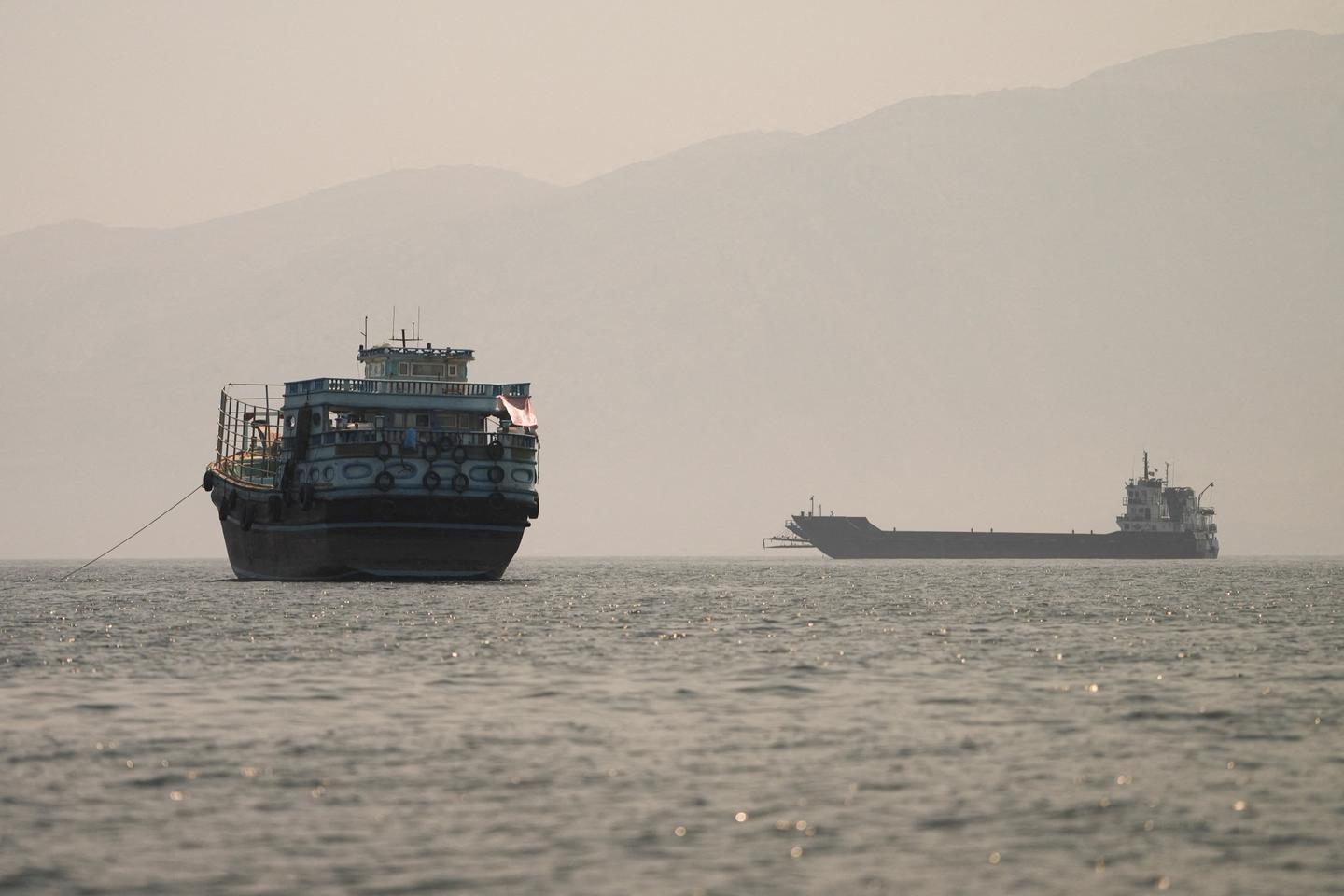Détroit d'Ormuz : le plan d'évacuation suspendu à la suite d'une attaque  dans le golfe d'Oman
