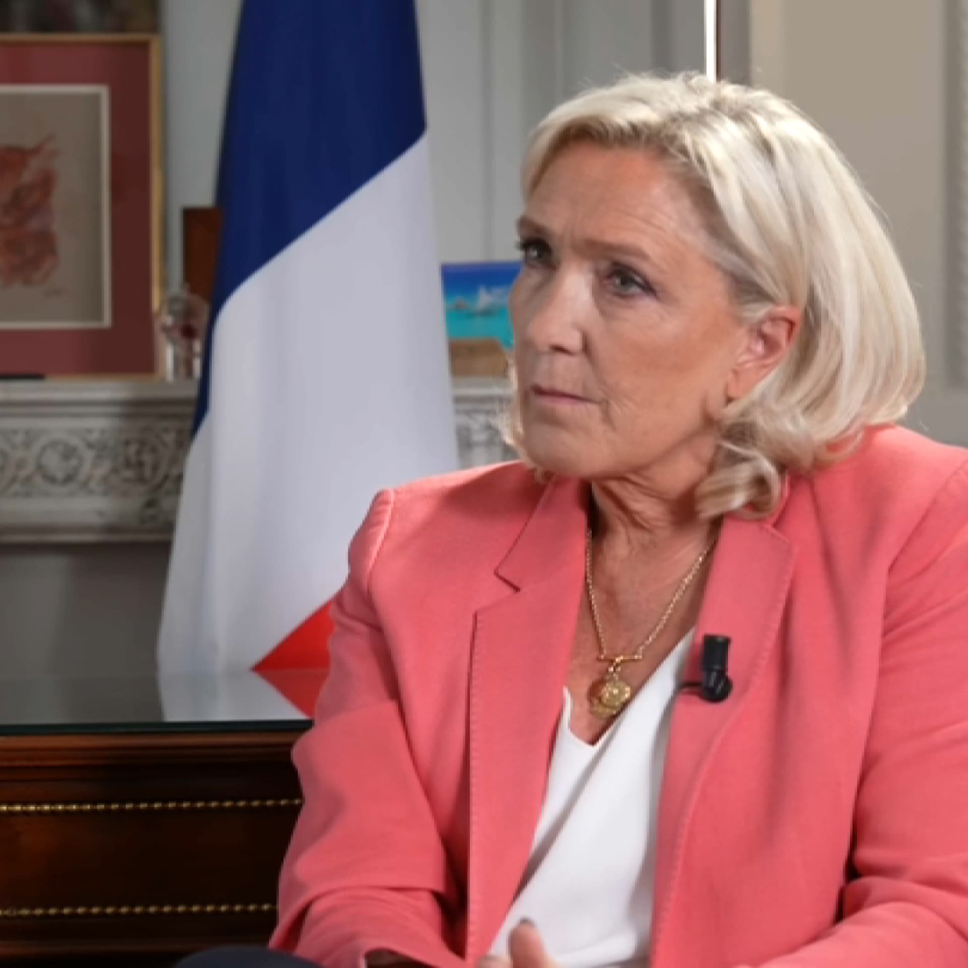 Disproportionné" et "injustifiable": Marine Le Pen attaque Emmanuel Macron  après les tensions avec Giorgia Meloni sur la mort de Quentin Deranque