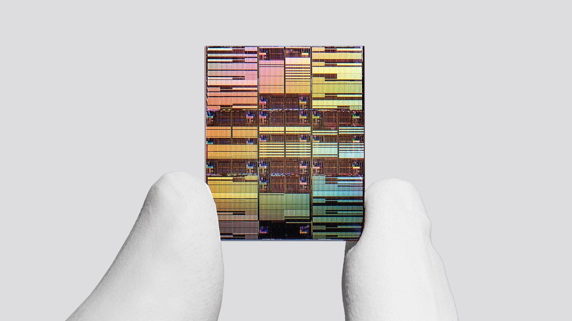 Une puce IBM de 0,7 nm : 100 milliards de transistors sur un ongle